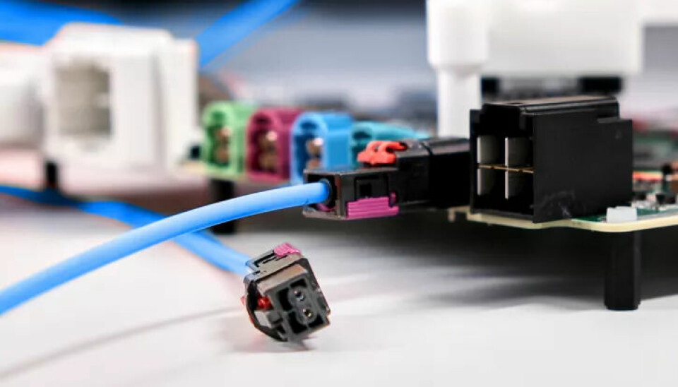 With newly developed chips and connectors, data can be transmitted via automotive-grade optical fibers in accordance with the IEEE 802.3cz standard.