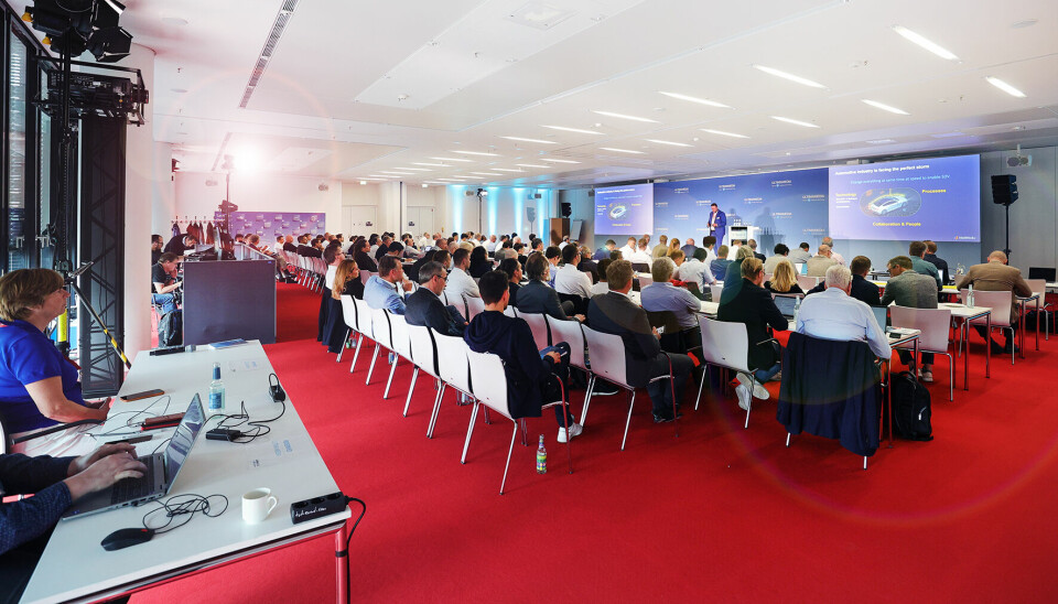 A packed hall... with a small corner for journalists.