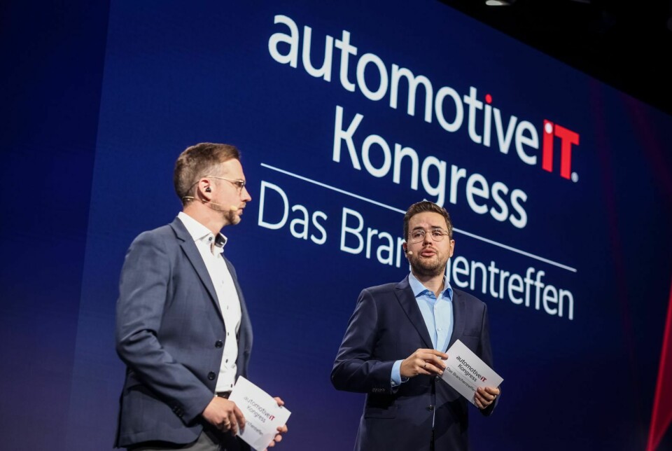 The editors-in-chief of automotiveIT, Pascal Nagel (l.) and Yannick Tiedemann, open the 17th automotiveIT Congress in Berlin.