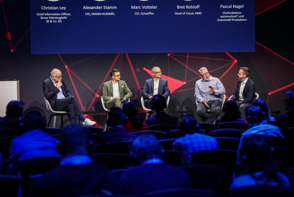Christian Ley, Alexander Stamm, Marc Votteler, and Bret Rohloff (from left to right) in a panel discussion with moderator Pascal Nagel (first from right) on the topic of cloud infrastructure at the automotiveIT Congress 2025.
