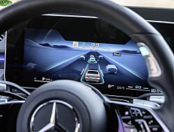 Mercedes and Momenta launch AI-based driving assistance system